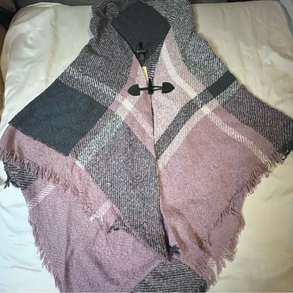 150: NWT OSFM Elegant Pink and Grey Plaid Cape - Picture 3 of 9
